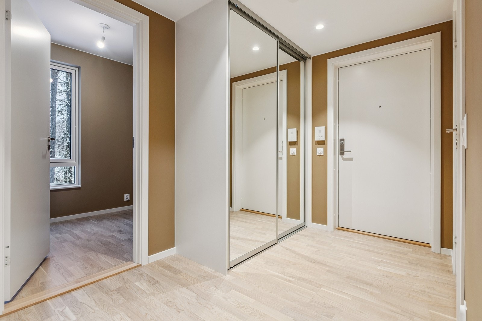 Velkommen inn i boligen! Entréen er innbydende med rikelig med oppbevaringsplass. Galleribilde