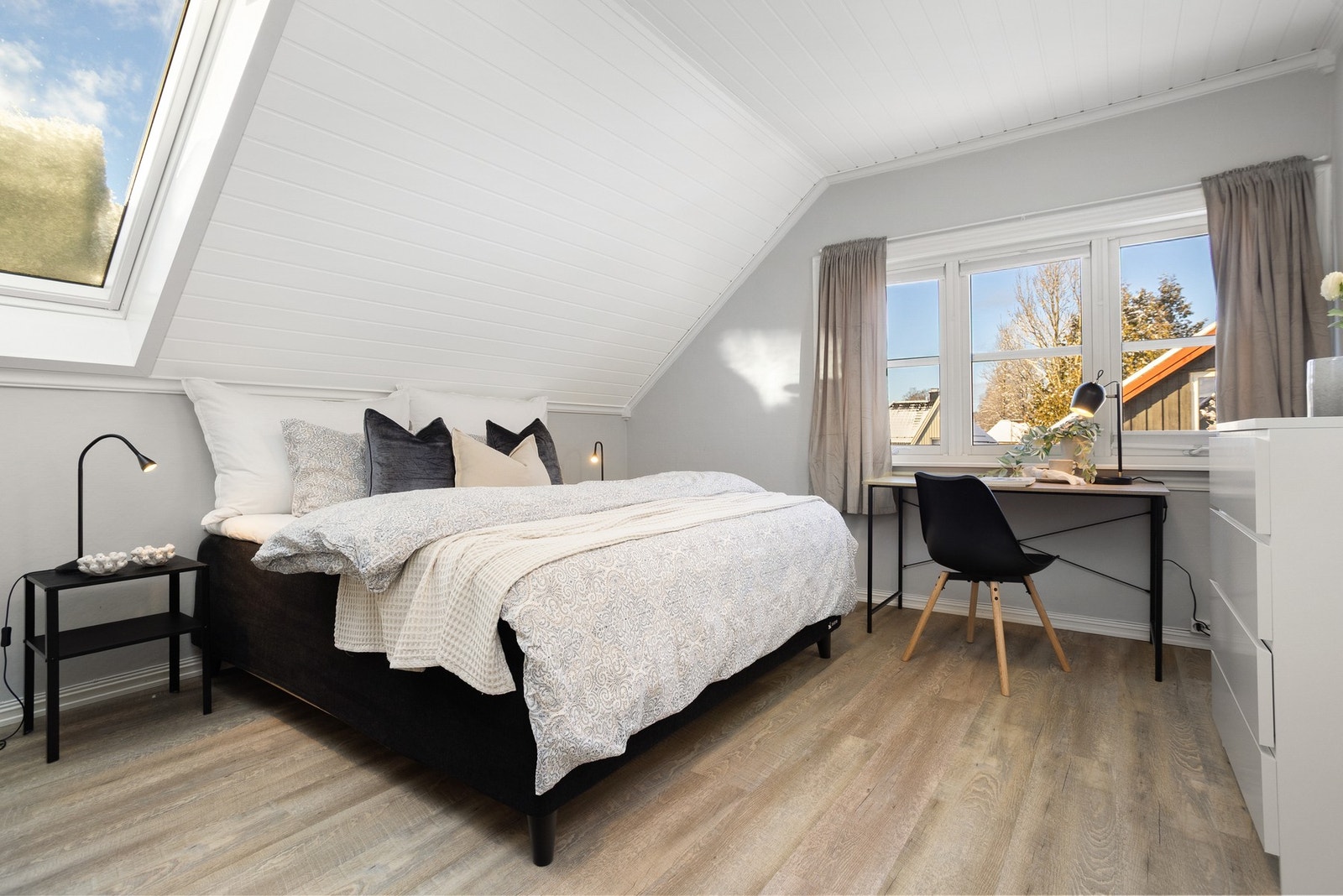 Andre etasje består av to meget romslige soverom - Her er soverom II i boligen Galleribilde