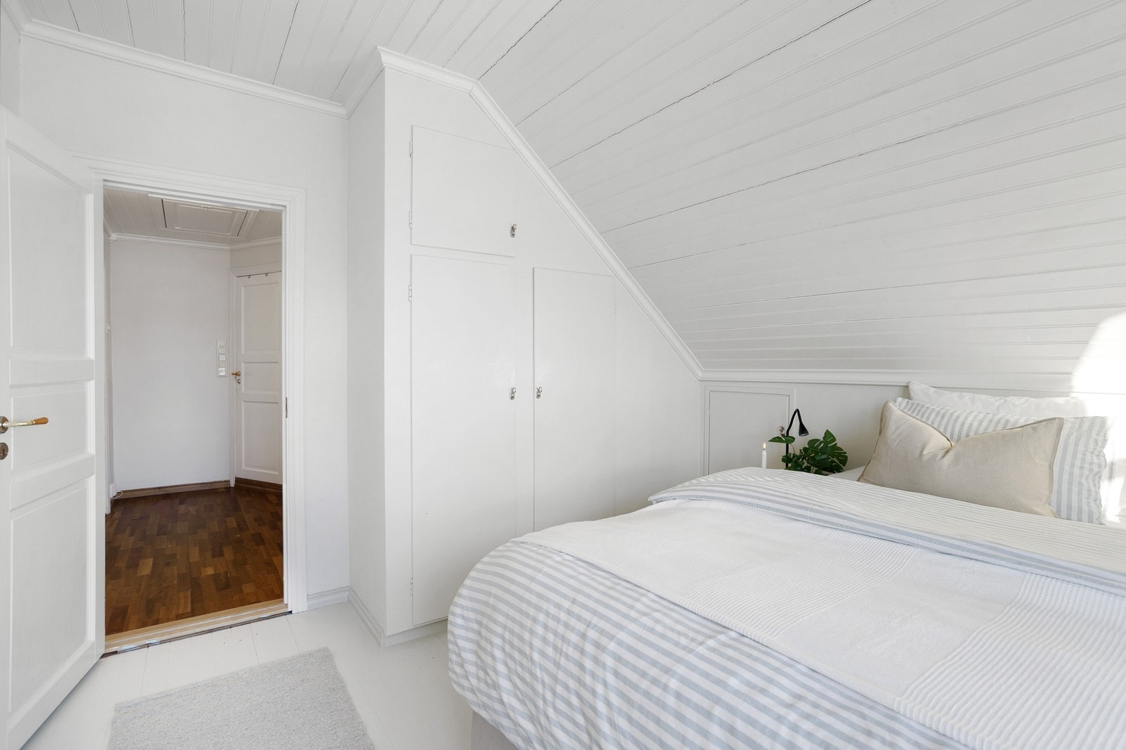 Plassbygget garderobe for oppbevaring av klær Galleribilde