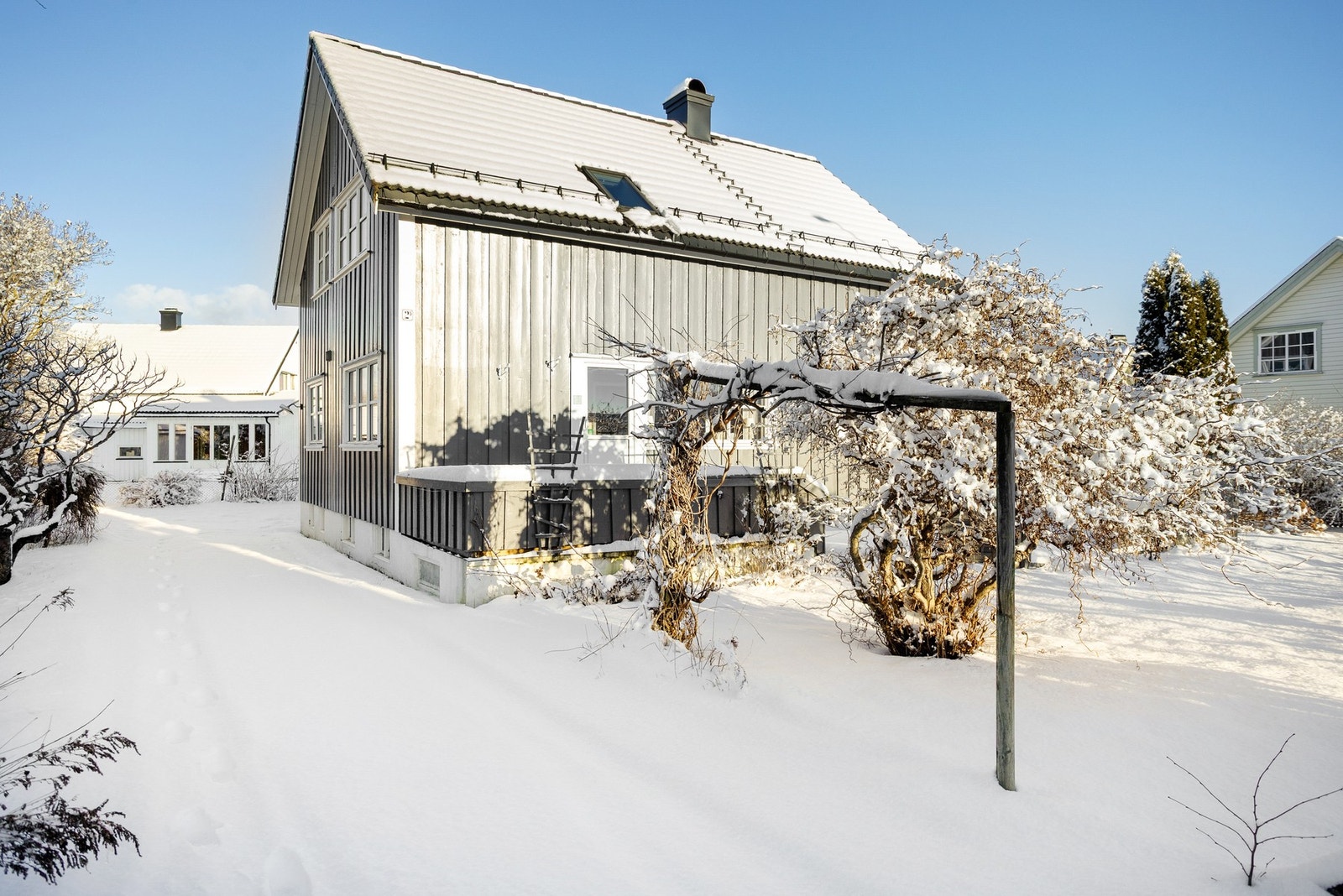 Tomten er romslig og inngjerdet, med en pent opparbeidet hage og en usjenert veranda som vender mot sørvest. Galleribilde