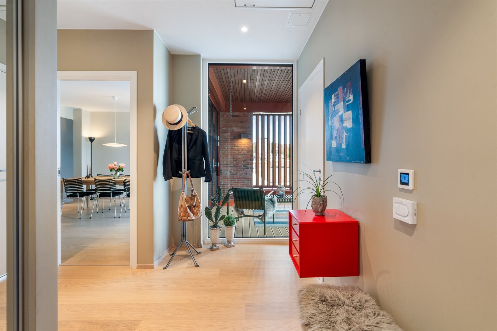 Leiligheten er utstyrt med vannbåren varme i gang, stue/kjøkken og begge bad. Ellers har boligen balansert ventilasjon som sikrer god inneklima. Galleribilde