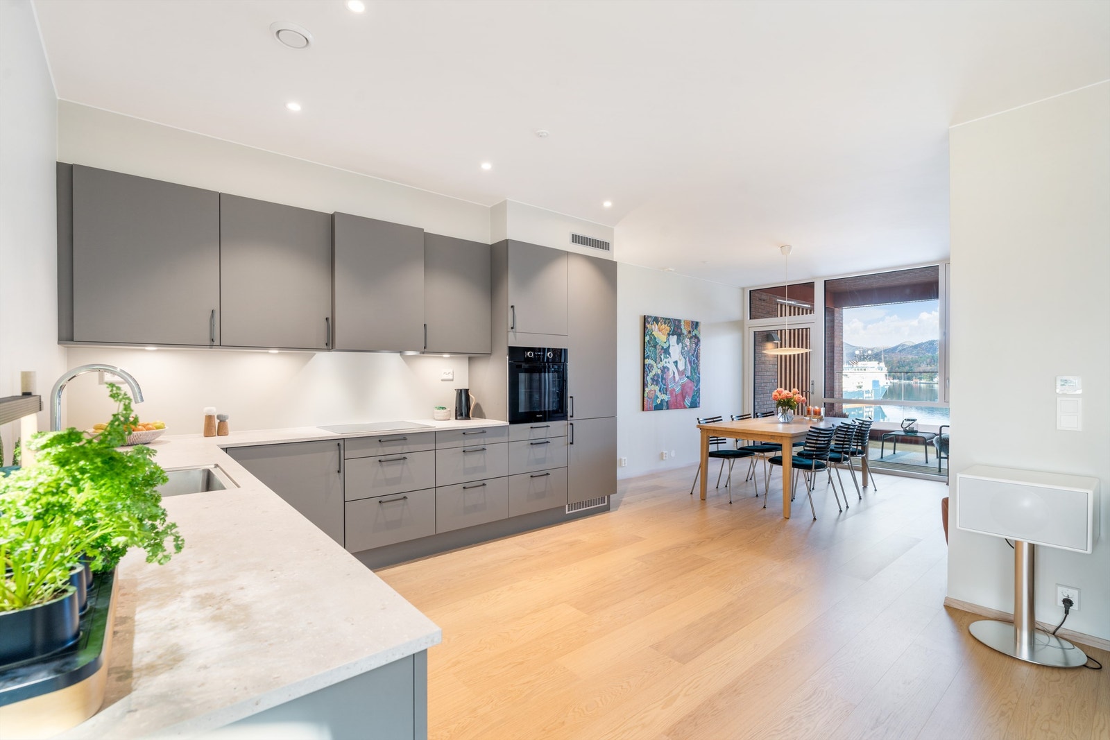 Kjøkken med innredning fra HTH. Galleribilde