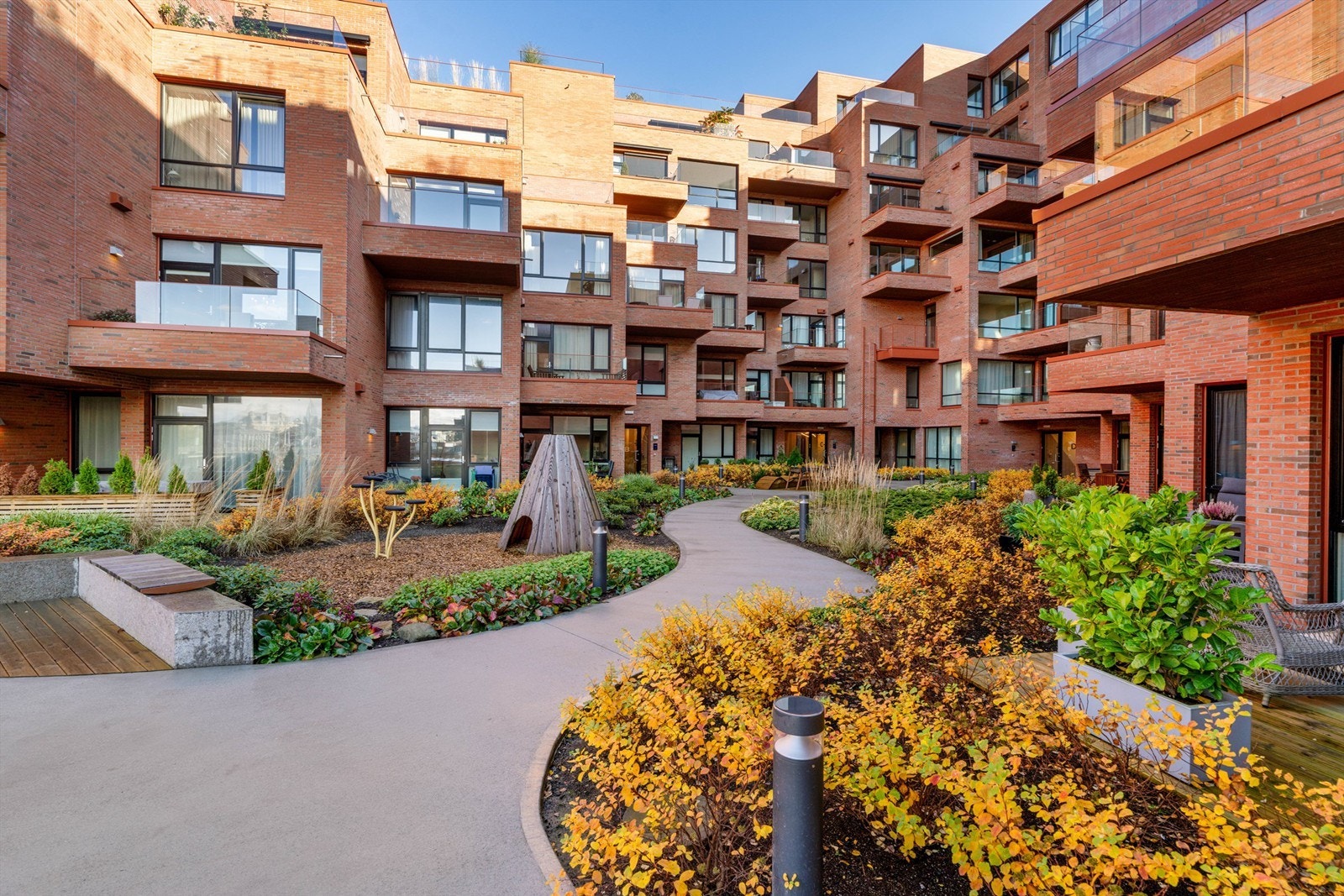 Den nydelig opparbeidede atriumgården, med variert beplantning, skaper en rolig og behagelig atmosfære. Galleribilde