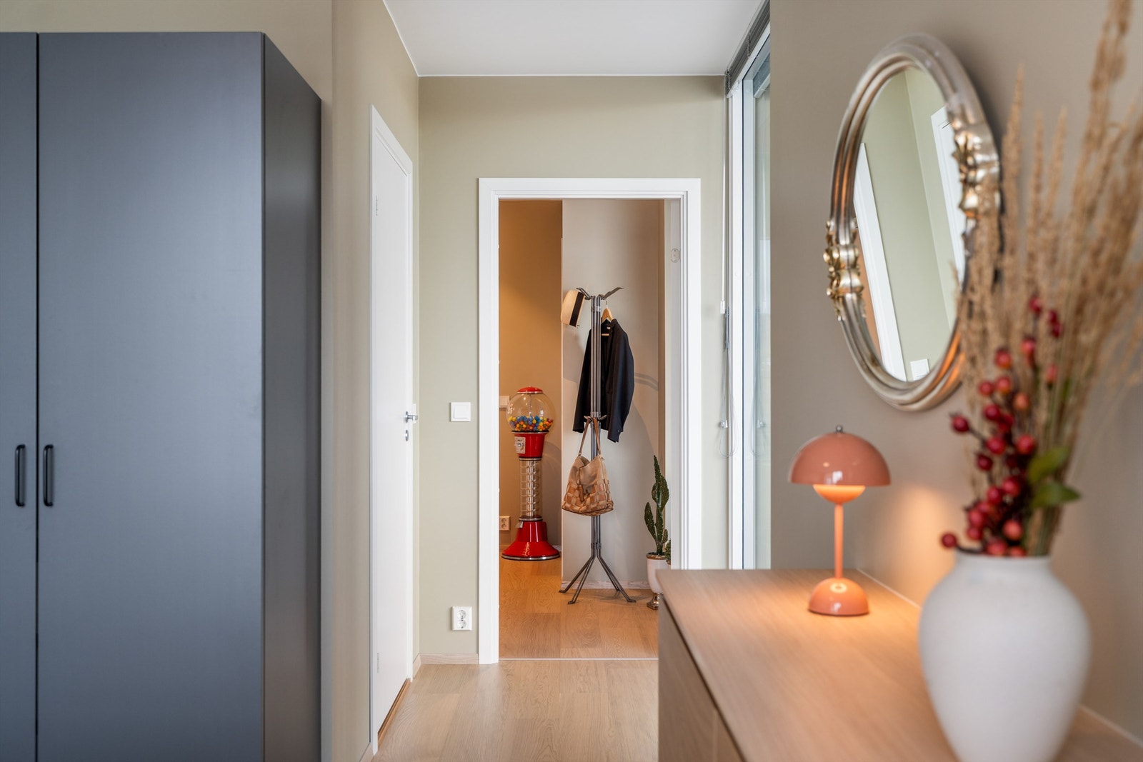 Fra dette soverommet er det enkel adkomst til det ene badet. Galleribilde