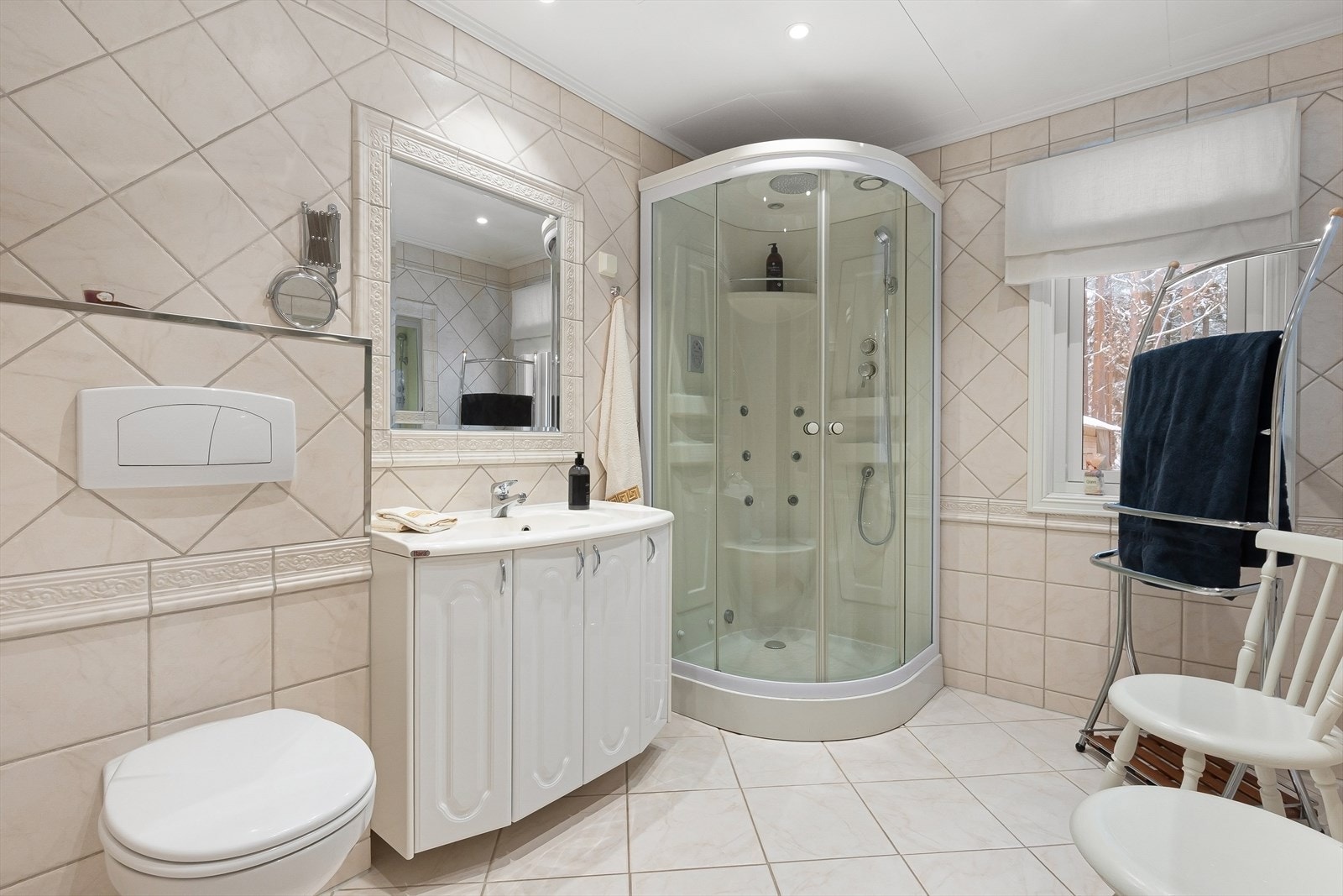 Romslig og lyst bad med utførelse fra ca. 2004 Galleribilde