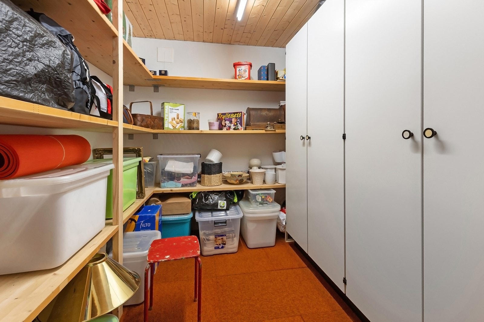 Det er satt opp hyller og skap på begge rom Galleribilde