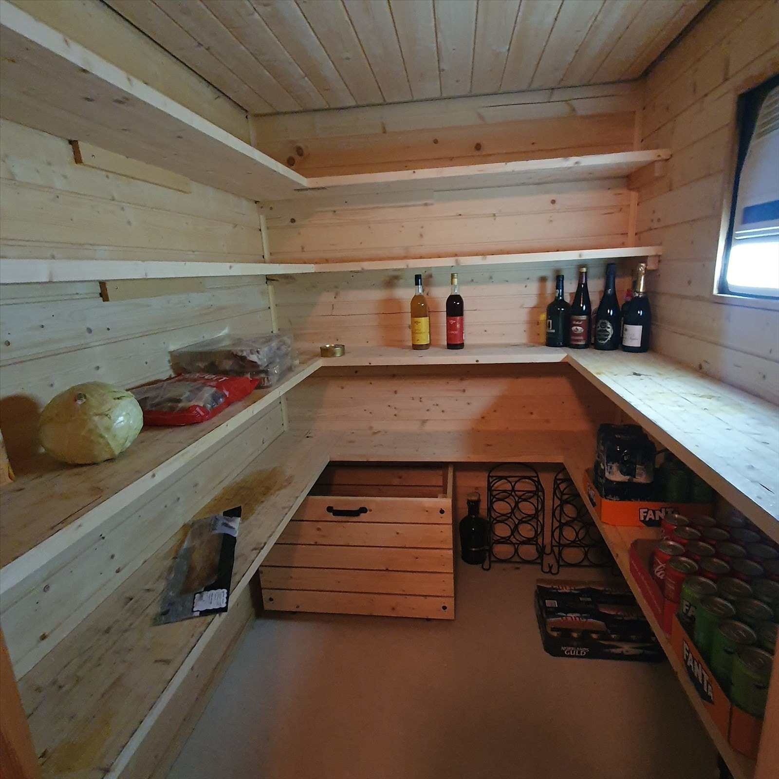 Kjølerom med oppforet gulv med vinyl gulvbelegg, trepanel på vegger og himling - Kjøleromsdør, hyller i tre og veggmontert kjøleromsaggregat Galleribilde