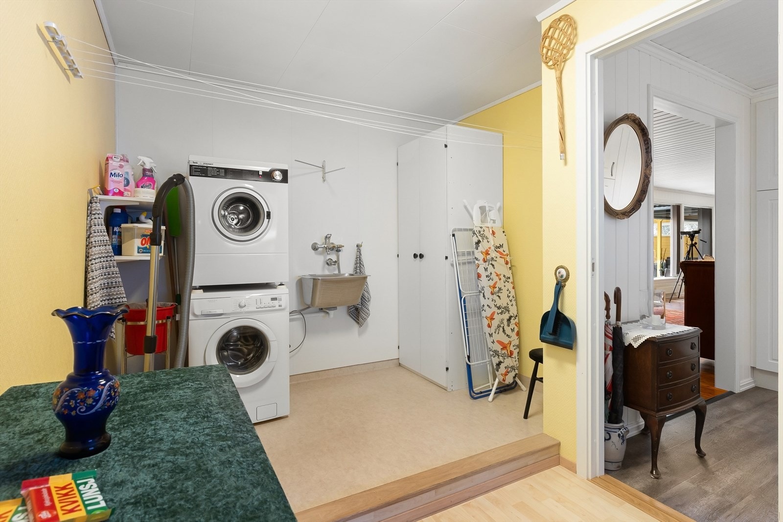 Vaskeromsdelen har vinylbelegg med oppbrett på vegg og sokkel mot arbeidsrom, samt gulv med slakt fall til sluk og oppkant på belegg som lekkasjesikring Galleribilde