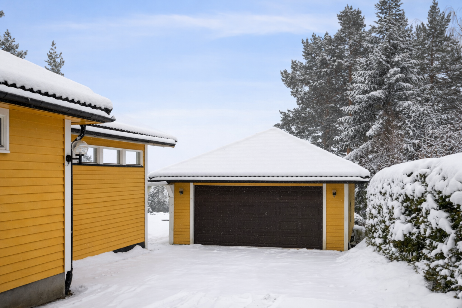 Boligen har en stor og pent opparbeidet gårdsplass Galleribilde