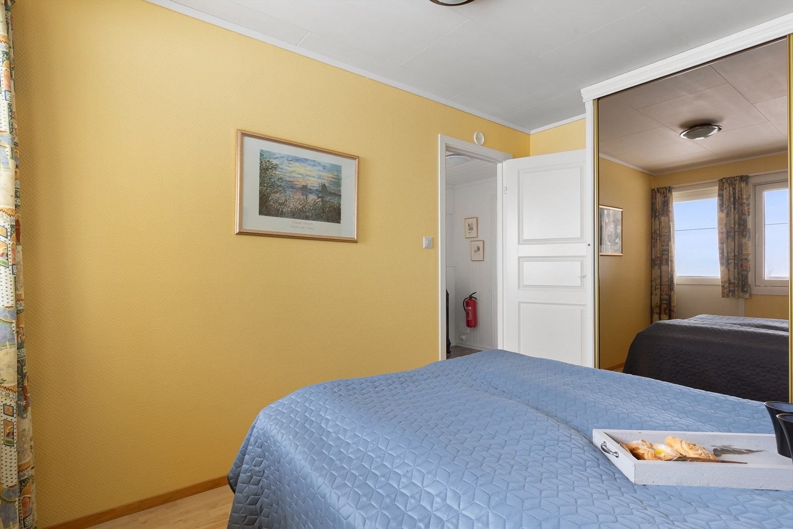 Hovedsoverommet har rikelig med garderobeskap og god plass til dobbeltseng med nattbord Galleribilde