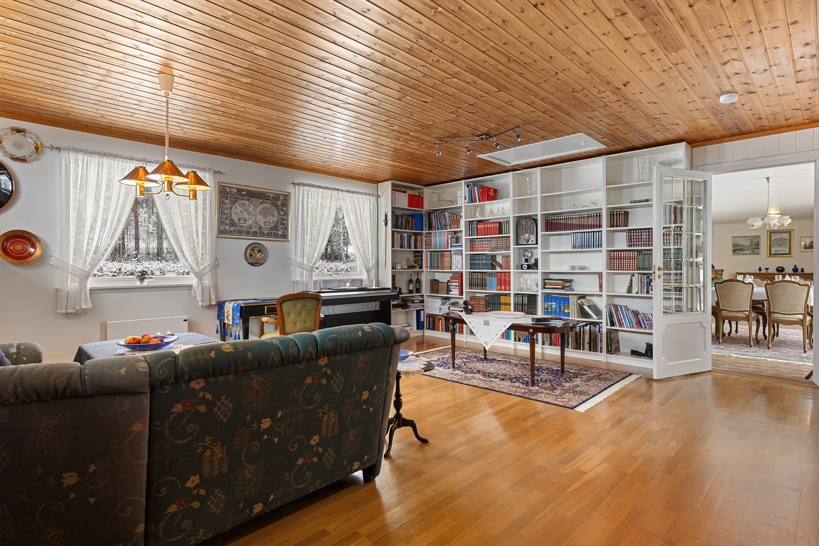 I tilknytning til stue/spisestue ligger en pen og hyggelig stue Galleribilde