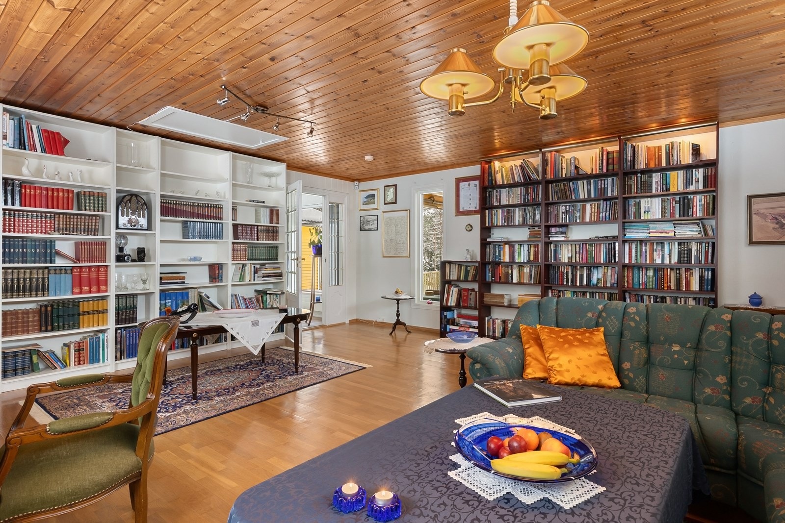 Rommet egner seg godt som TV-stue, bibliotek eller et mer tilbaketrukket oppholdsrom Galleribilde