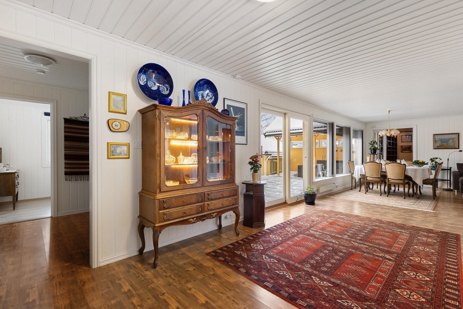 De store vindusoverflatene gir rikelig med naturlig lys Galleribilde