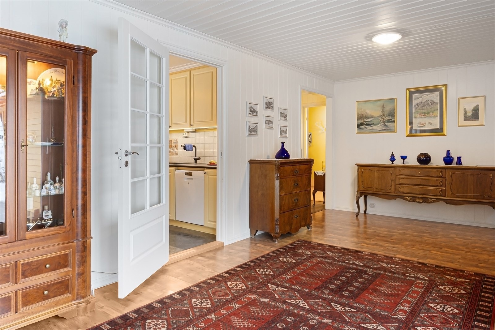 Fra stuen/spisestuen er det adkomst til kjøkkenet Galleribilde