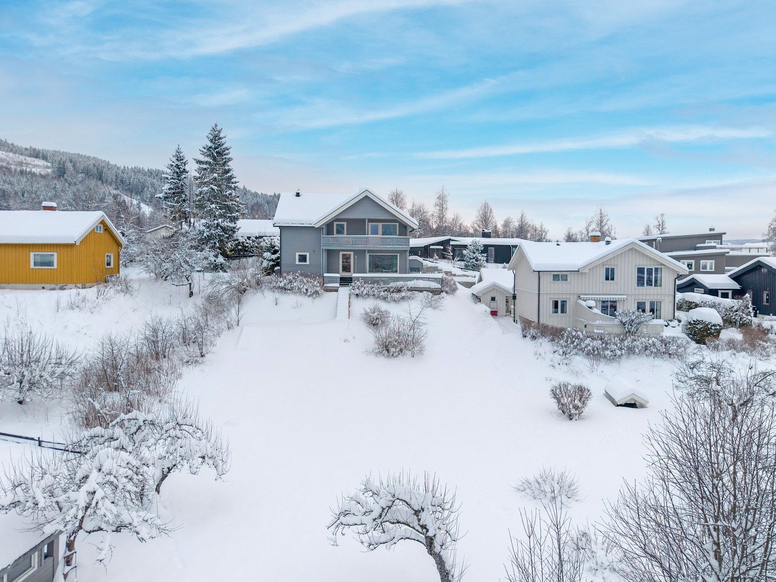 Eiendommen har en romslig og åpen tomt med god plass for aktiviteter og lek for barn. Galleribilde