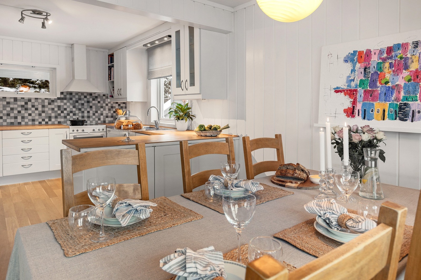 Sosial spiseplass mot kjøkken - perfekt for både hverdag og selskap. Galleribilde