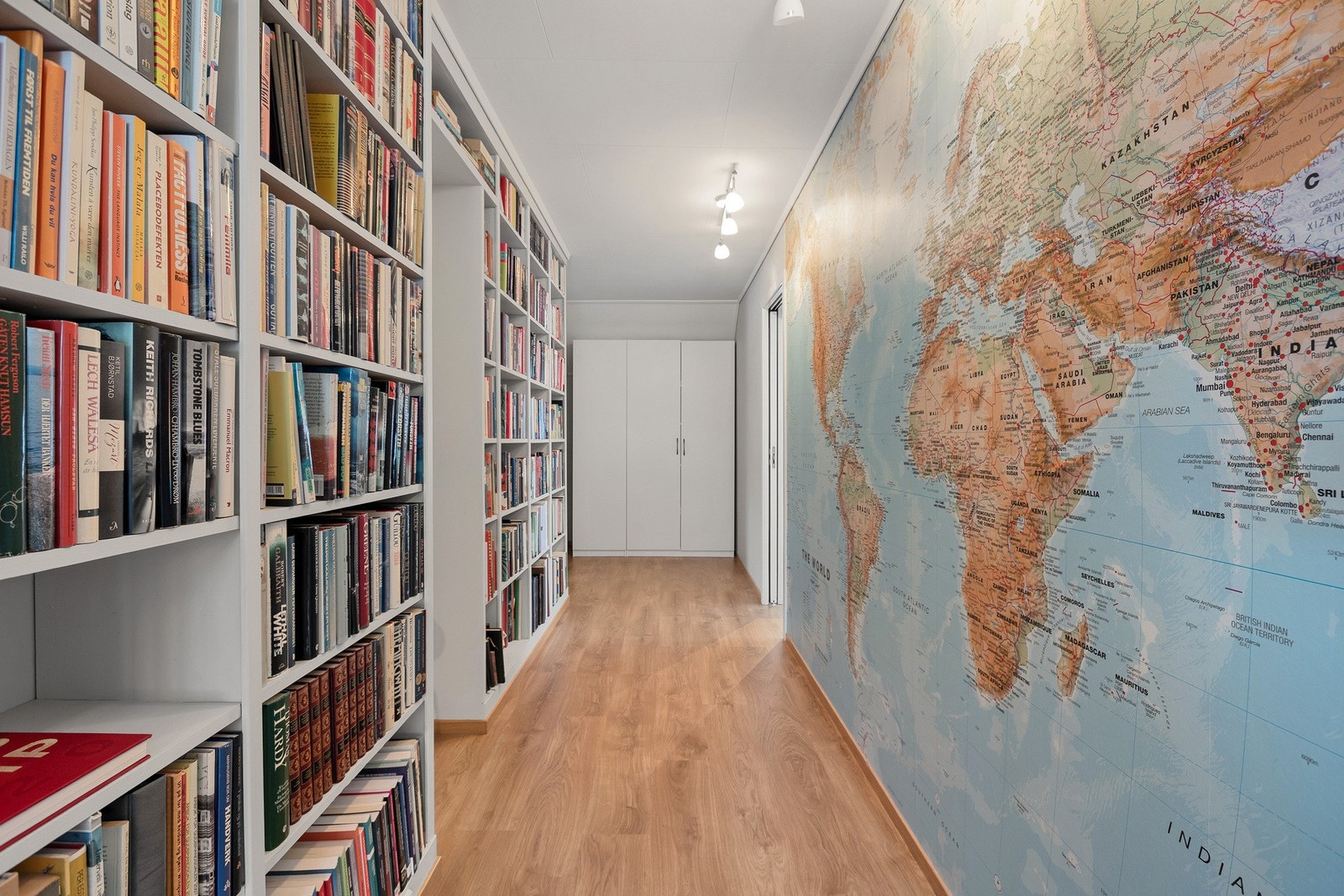 Gang med praktisk bokhylleløsning og god plass til oppbevaring. Galleribilde