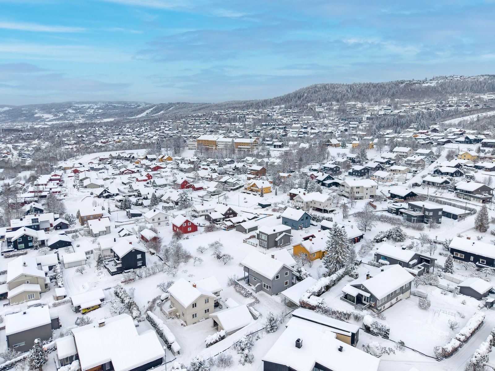 Boligen ligger i et veletablert og hyggelig boligfelt med nærhet til friområder. Galleribilde