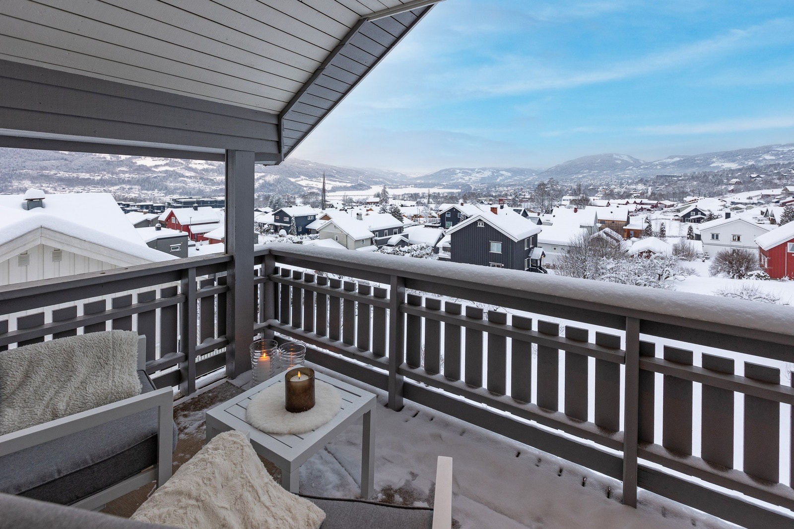 Balkong med utsyn over nærområdet og gode solforhold. Galleribilde