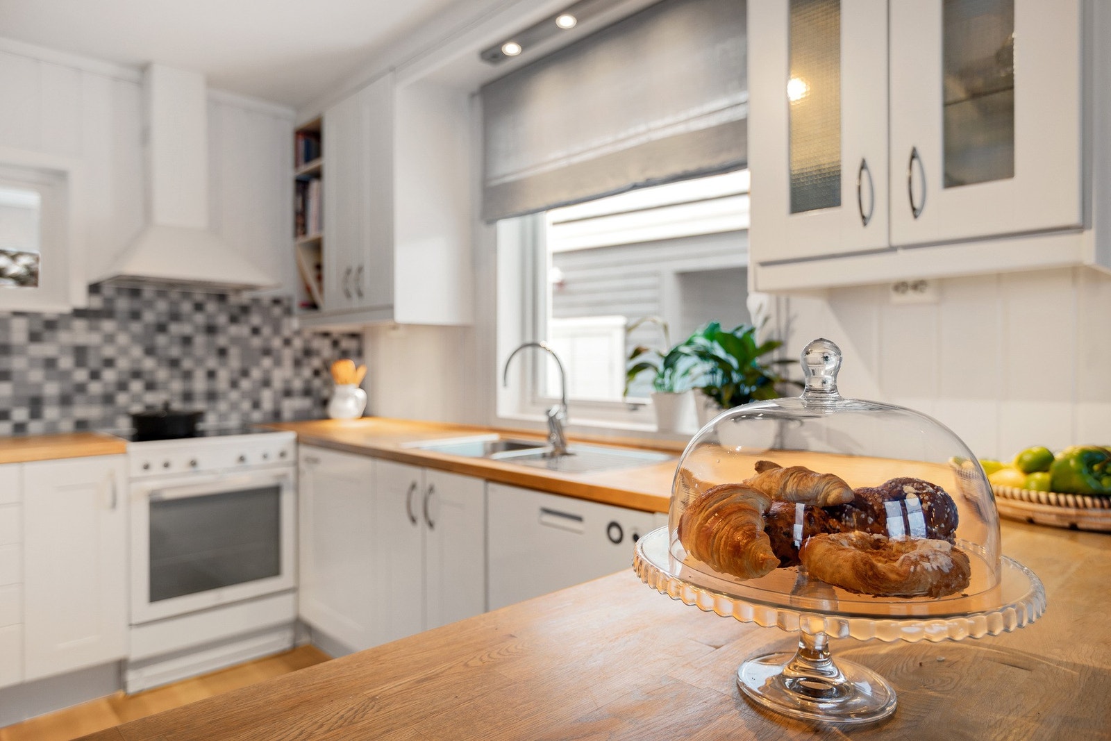 Detalj fra kjøkkenet som viser god arbeidsflate og funksjonell innredning i åpen løsning. Galleribilde