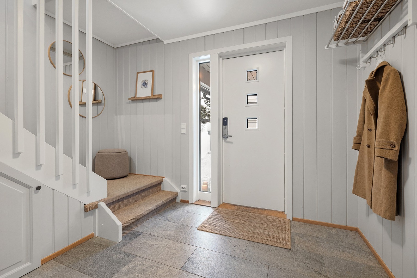 Velkommen inn - romslig og god entre med trapp opp til boligens 2. etasje. Galleribilde