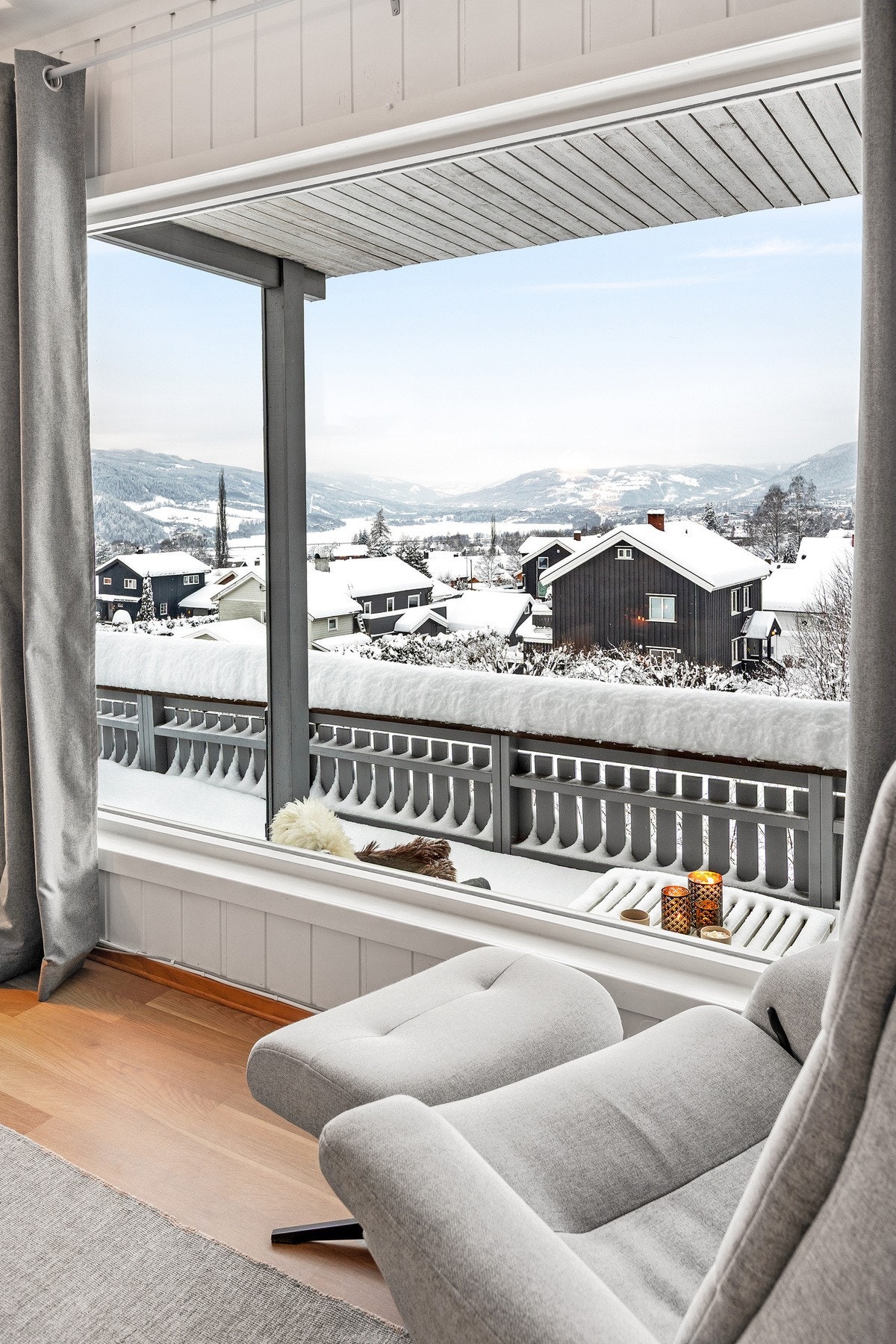 Sitteplass ved vindu med fantastisk utsikt over nærområdet og vinterlandskapet. Galleribilde