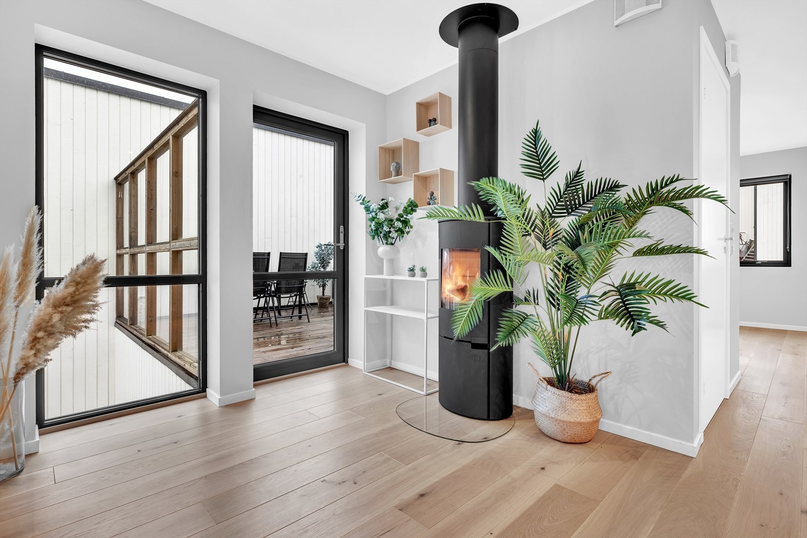 Stuen er utstyrt med en stemningsskapende peis som gir lun varme og ekstra komfort på kjølige dager. Galleribilde