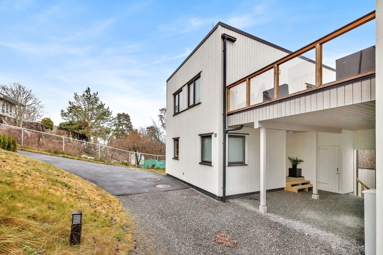 Velkommen til Gamle Enebakkvei 34B! Dette er en innholdsrik og stilren funkis enebolig over tre plan, med gjennomgående god standard og moderne kvaliteter. Galleribilde