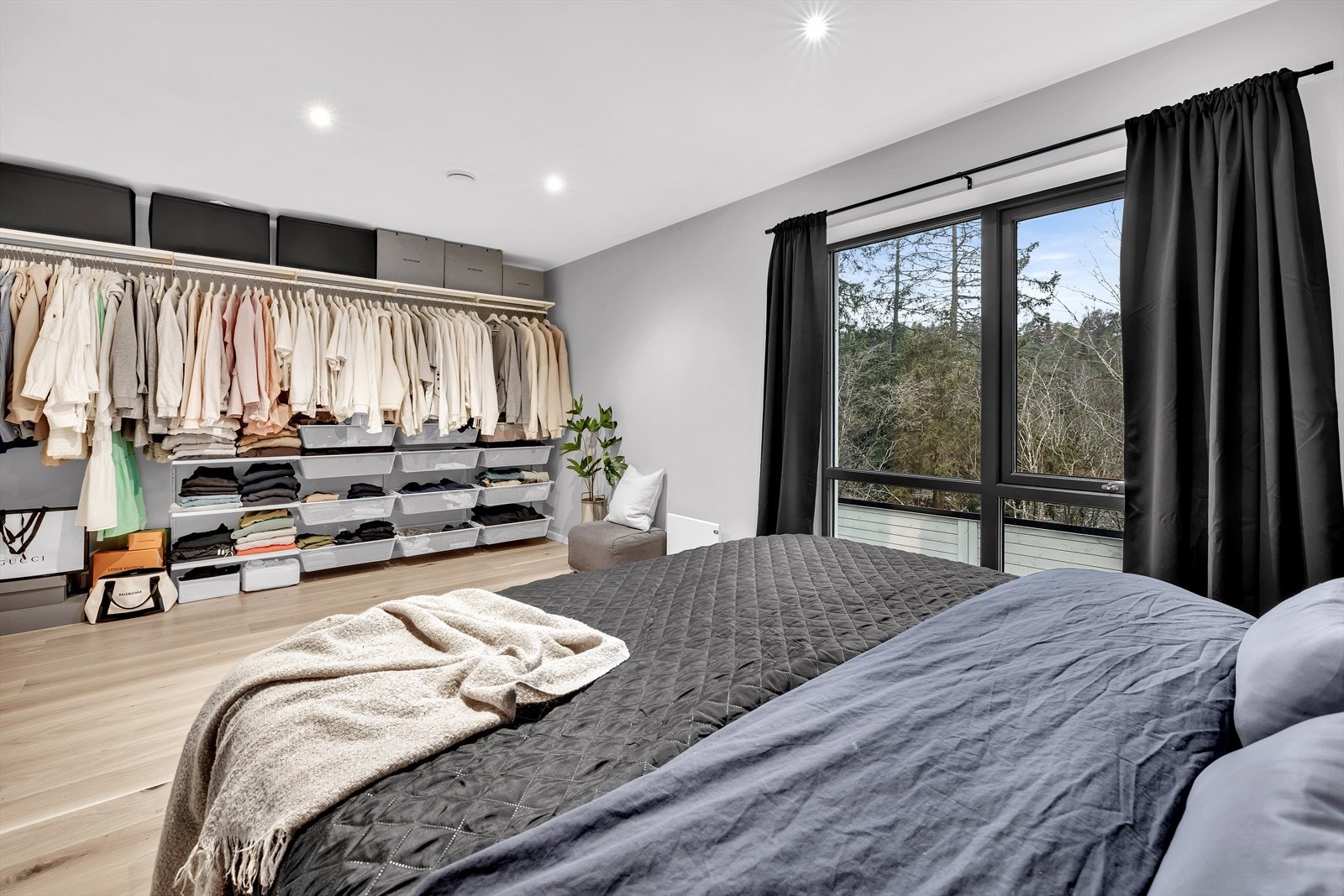 Soverommet er innredet med hyller, trådkurvsystem og oppheng for klær. Galleribilde