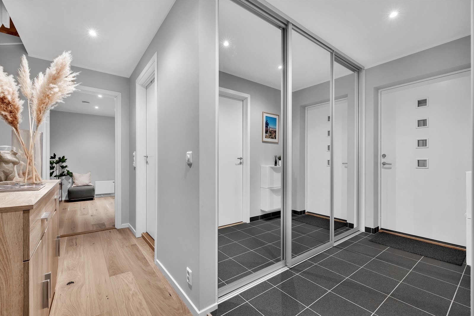 Her er det gulvvarme og downlights i himling, samt god oppbevaringsplass i romslig skyvedørsgarderobe med speilfronter. Galleribilde