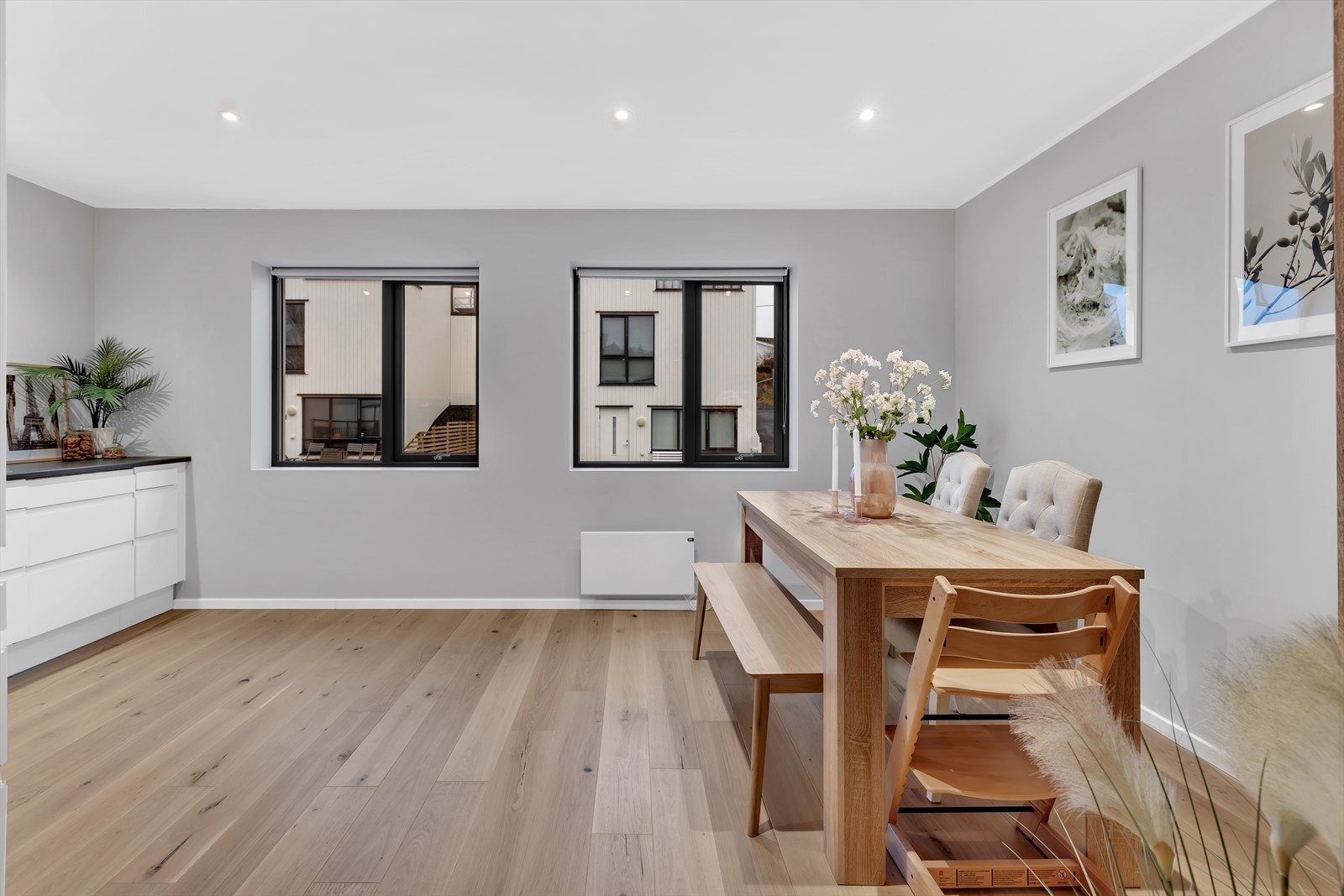 Videre i boligen finner vi et romslig og flott kjøkken med gode arbeidsflater og gjennomført uttrykk. Galleribilde