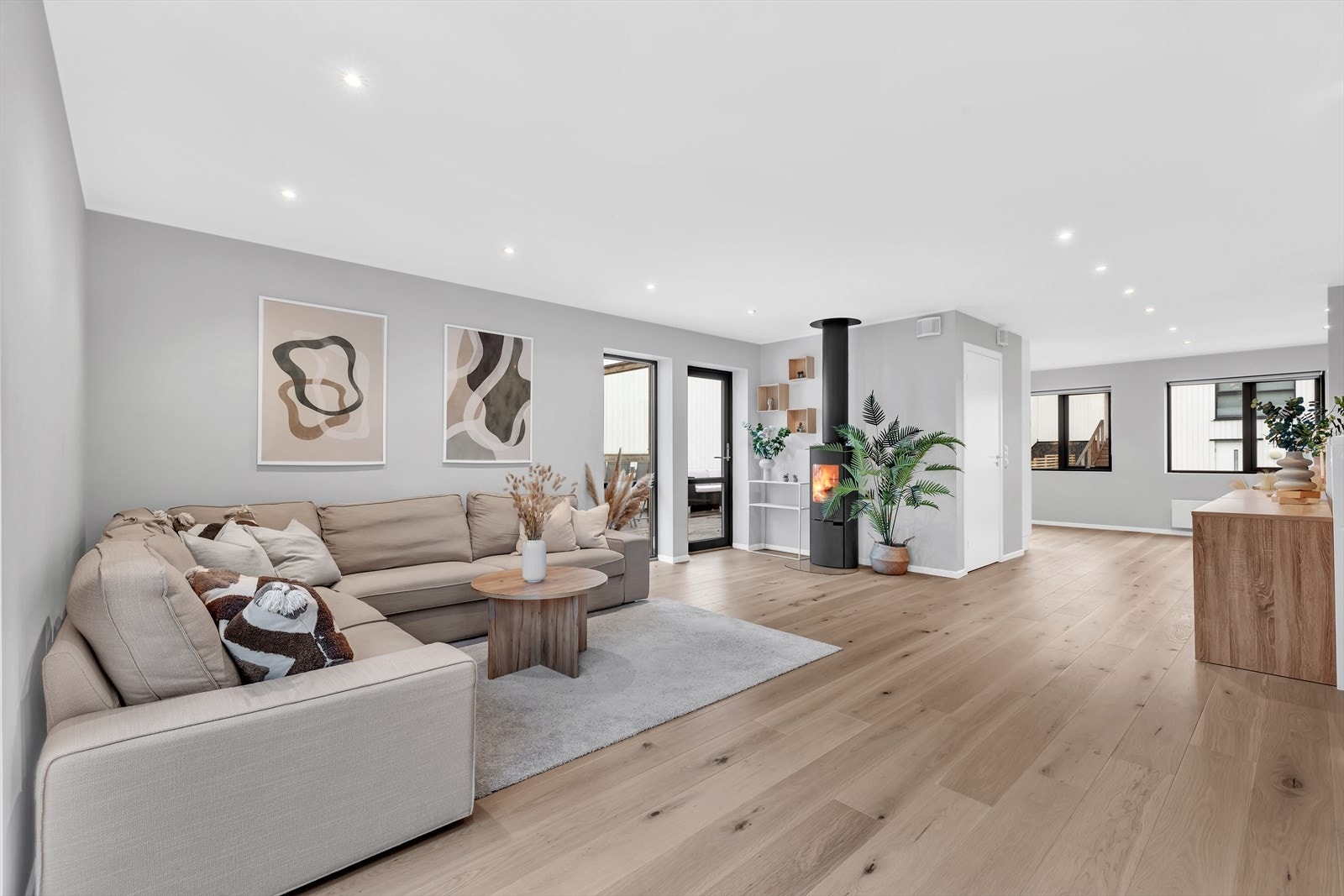 Svært innbydende stue med god takhøyde og store vindusflater som gir rikelig med naturlig lys og en luftig romfølelse. Galleribilde