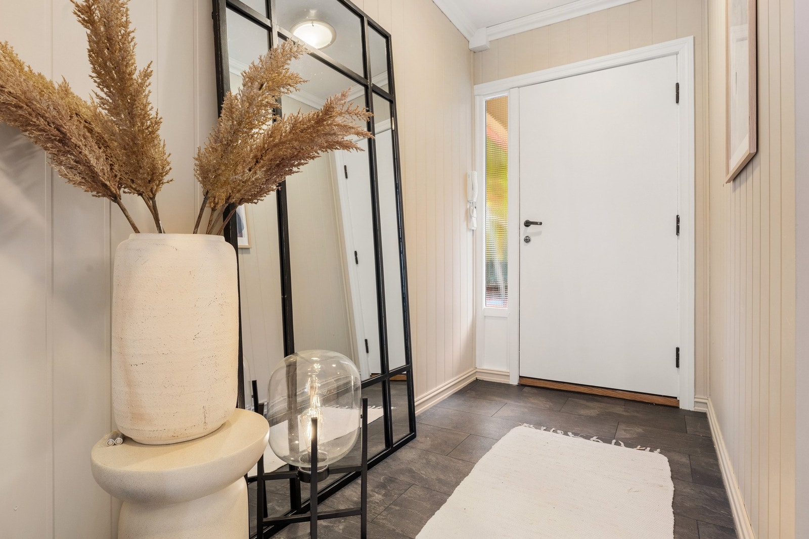 Gulvet i gangen er belagt med laminat. Galleribilde