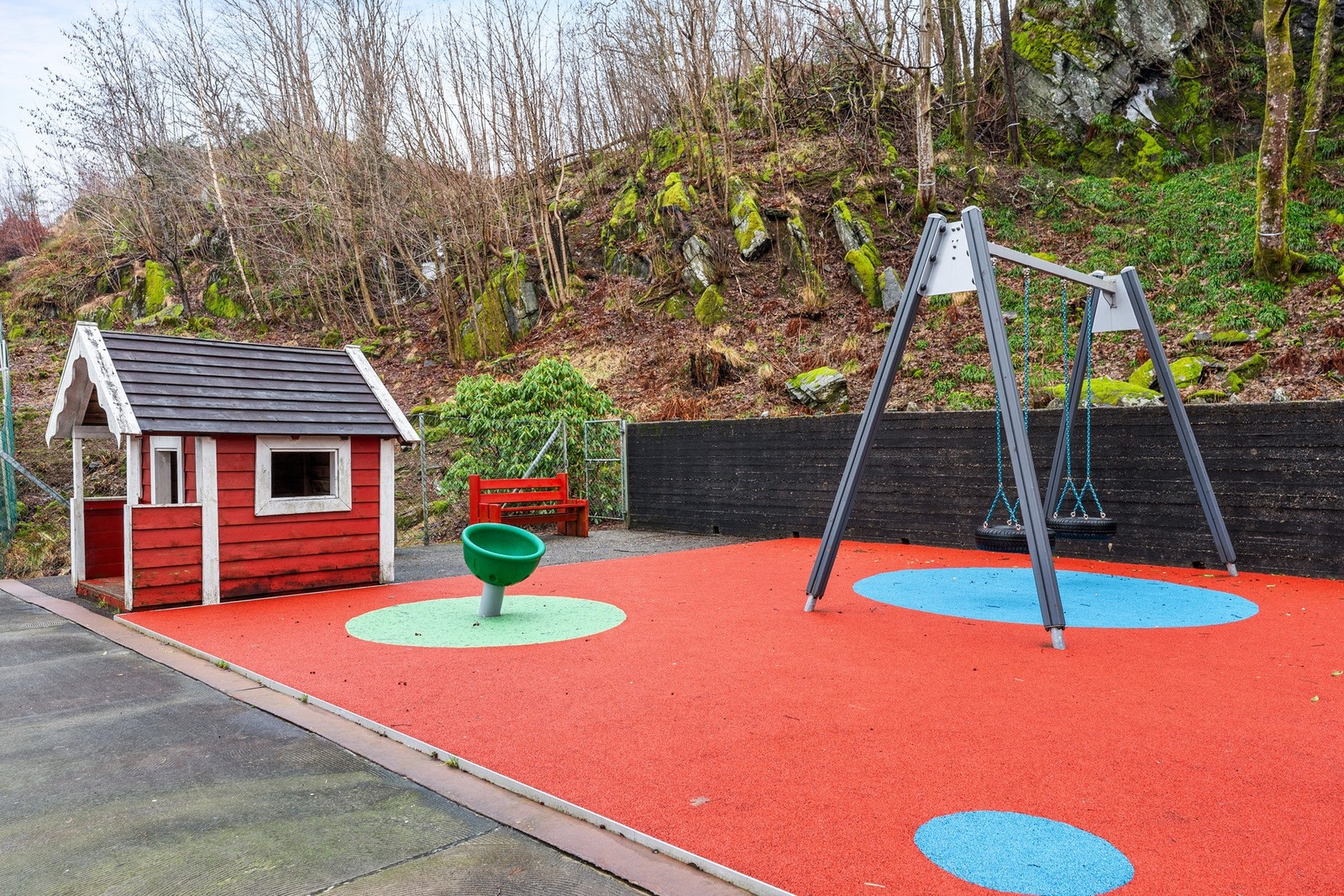 Rett utenfor døren er det en lekeplass på bilfritt område. Galleribilde