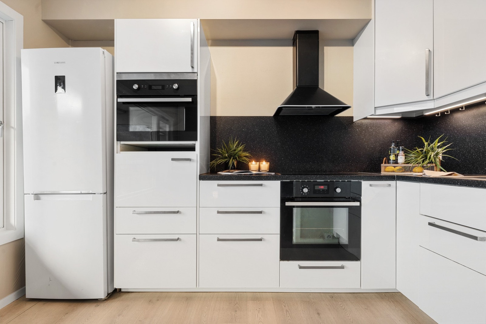 Følgende hvitevarer medfølger: kjøleskap, oppvaskmaskin, micro, stekeovn, platetopp og ventilator. Galleribilde