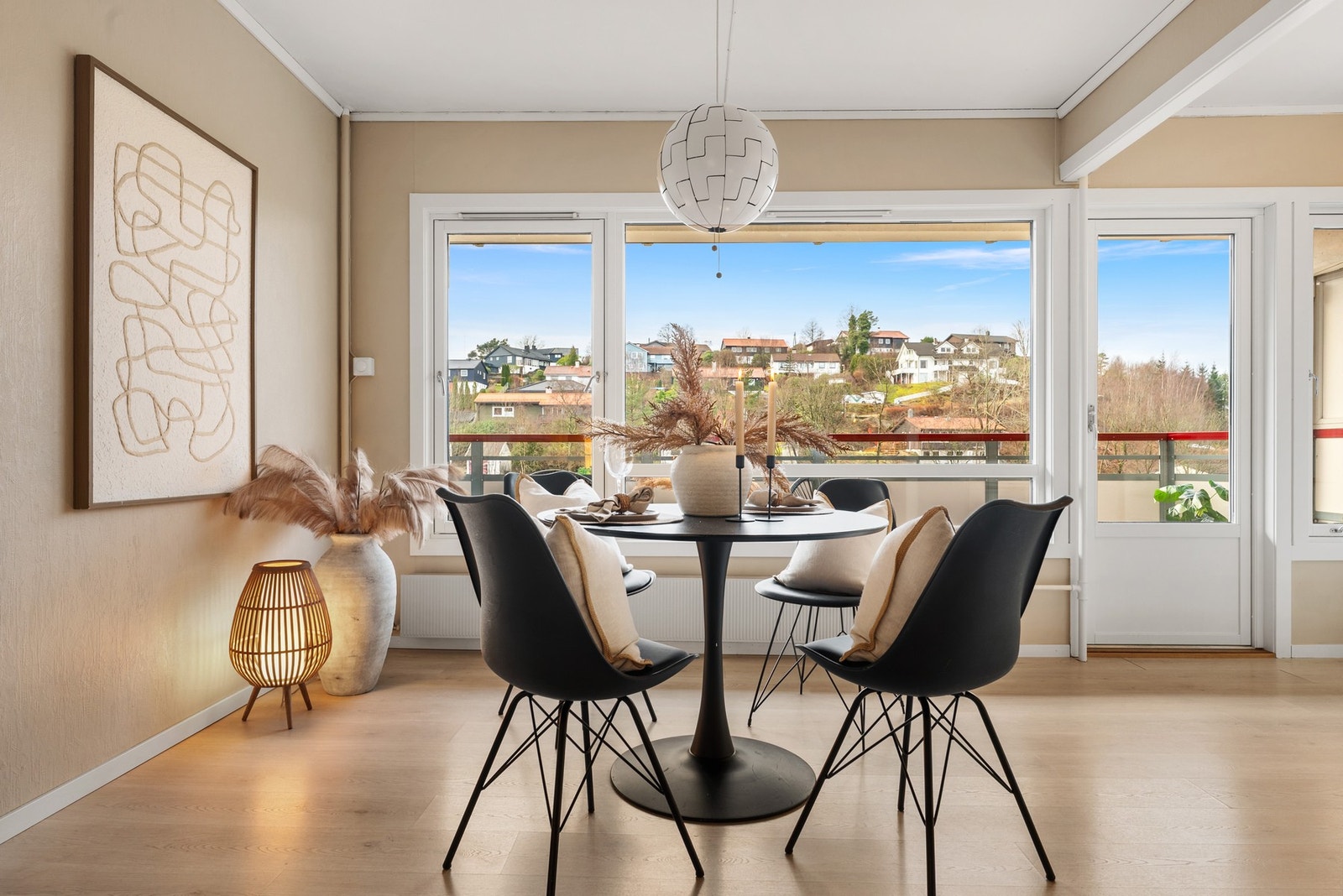 Fra stuen er det utgang til en terrasse på hele 15 kvm. Galleribilde