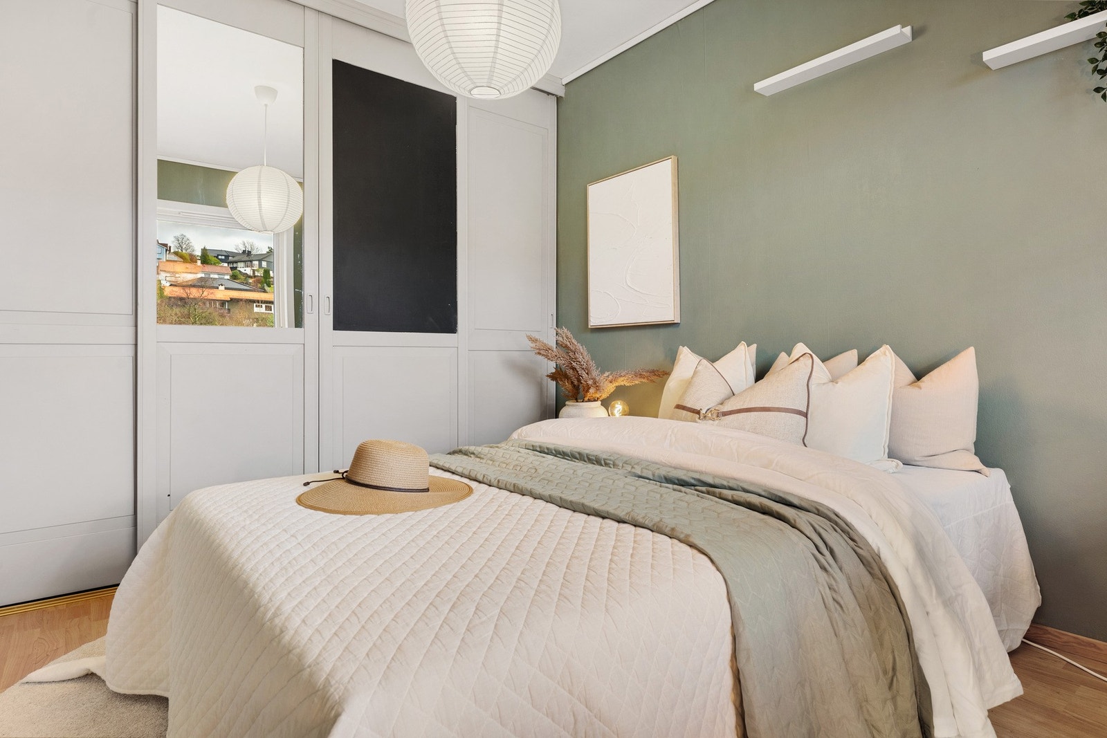 Også her er det god plass til dobbeltseng, skrivebord, kommode m.m. Galleribilde