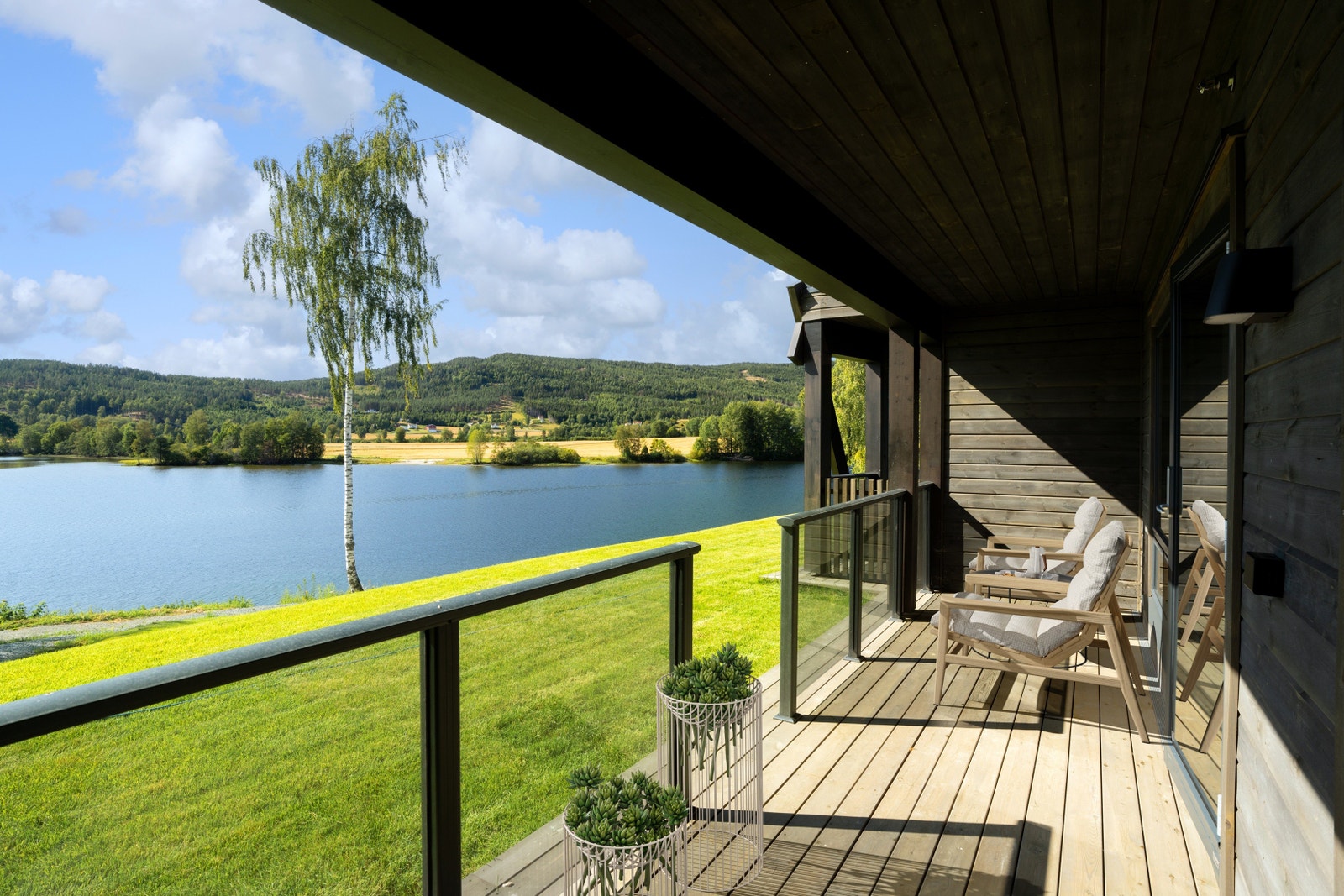 Stor terrasse med utgang direkte til hage med eksklusiv bruksrett Galleribilde