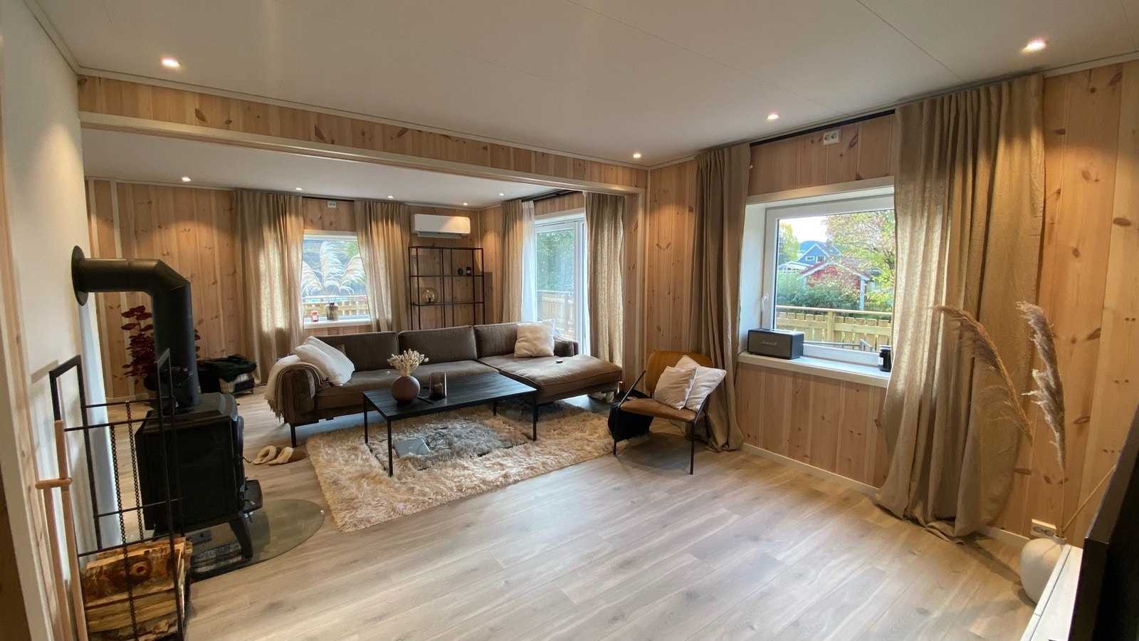 Innbydende stue med store vindusflater. Galleribilde