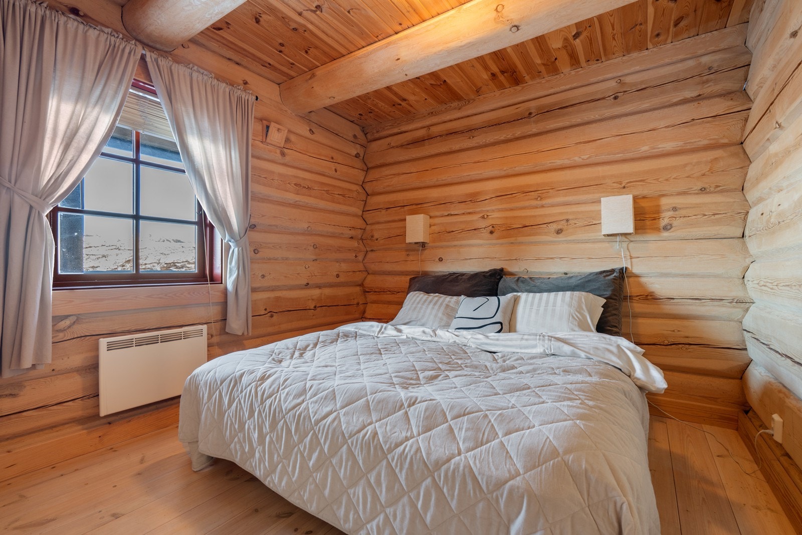 Fritidsboligen har to soverom hvorav hovedsoverommet er innredet med dobbeltseng. Galleribilde