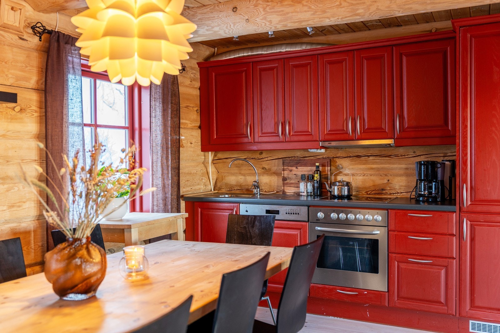 Innbydende kjøkken i koselig hyttestil med profilert innredning, mørk benkeplate og godt med skapplass. Av hvitevarer er det Integrert stekeovn, platetopp, oppvaskmaskin og kjøl/frys (disse medfølger i handelen). Galleribilde