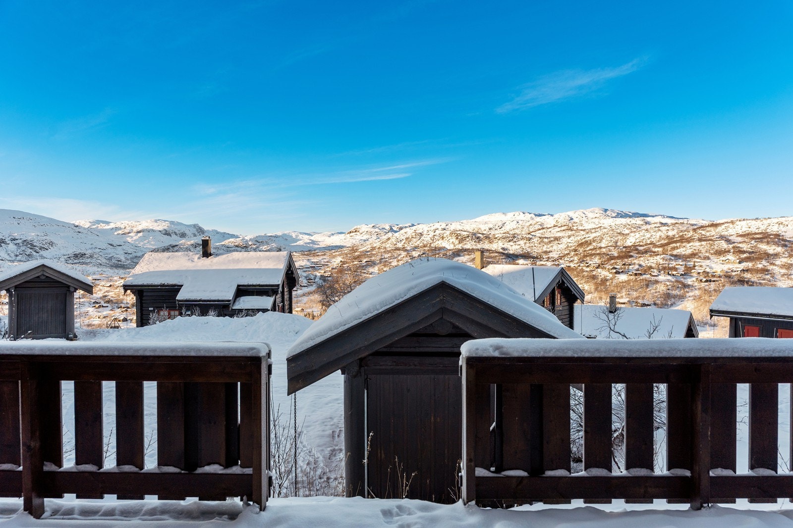 Fritidsboligen har en romslig terrasse utenfor inngangsdøren. Galleribilde