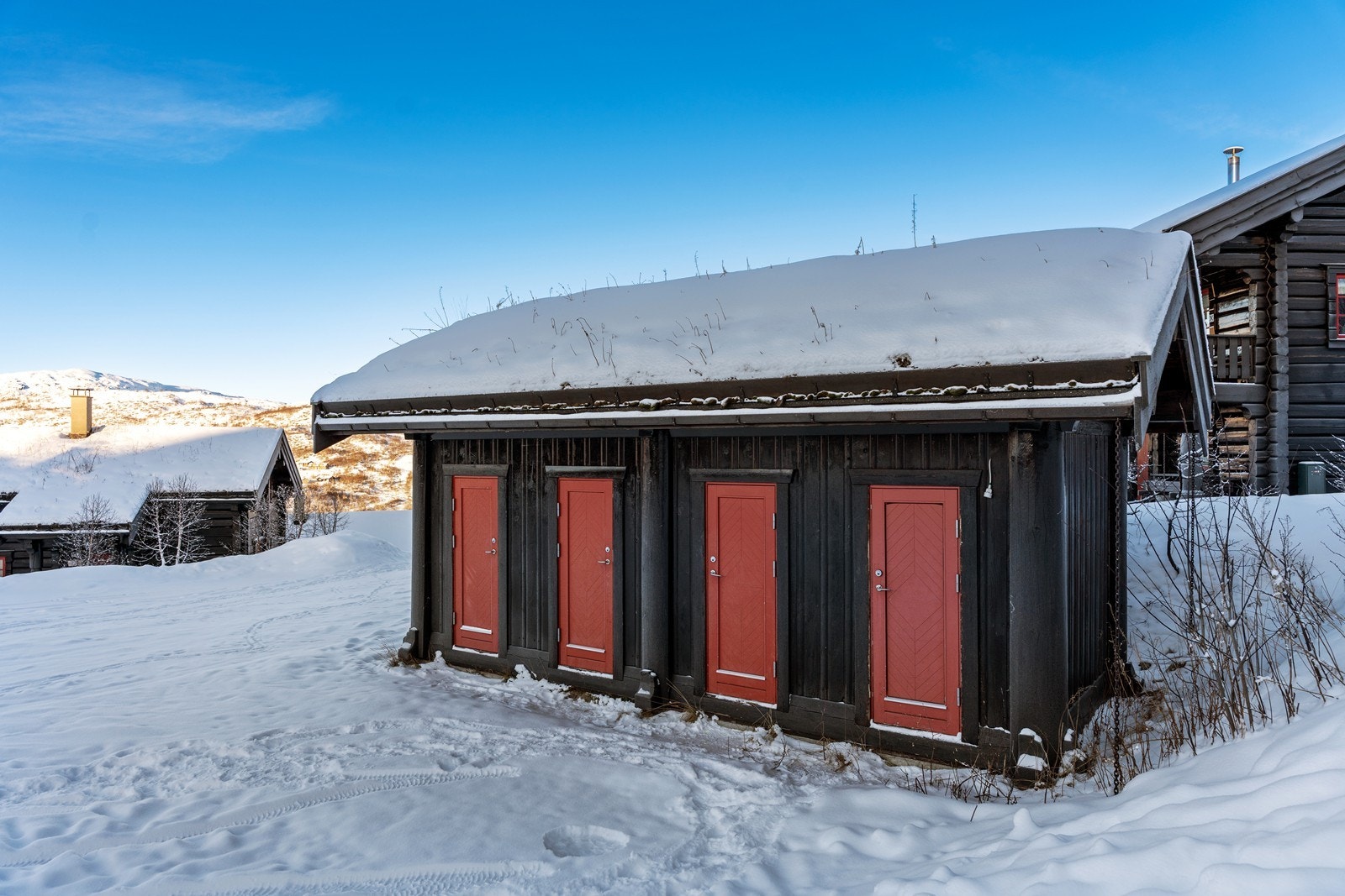 Tilhørende utvendig bod med go plass til oppbevaring av ski og annet utstyr. Galleribilde