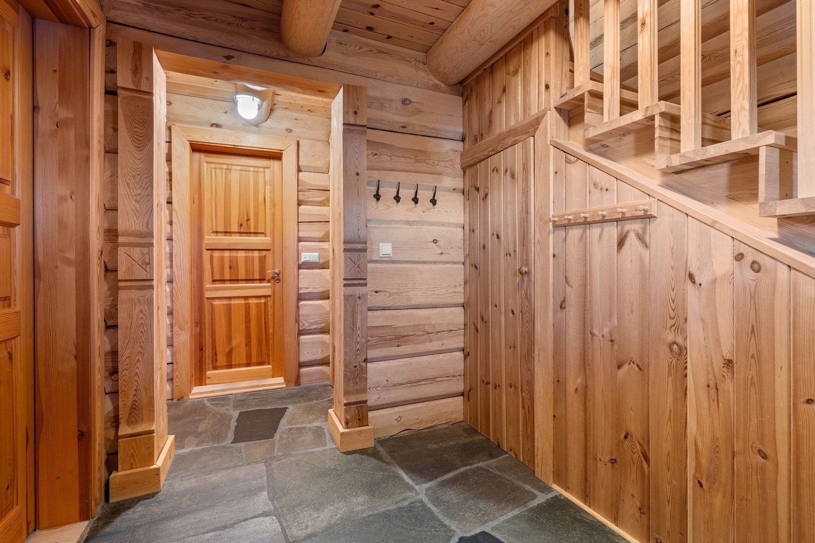 Fritidsboligen er oppført i 3 etasjer med hems i øverste etasje. Galleribilde