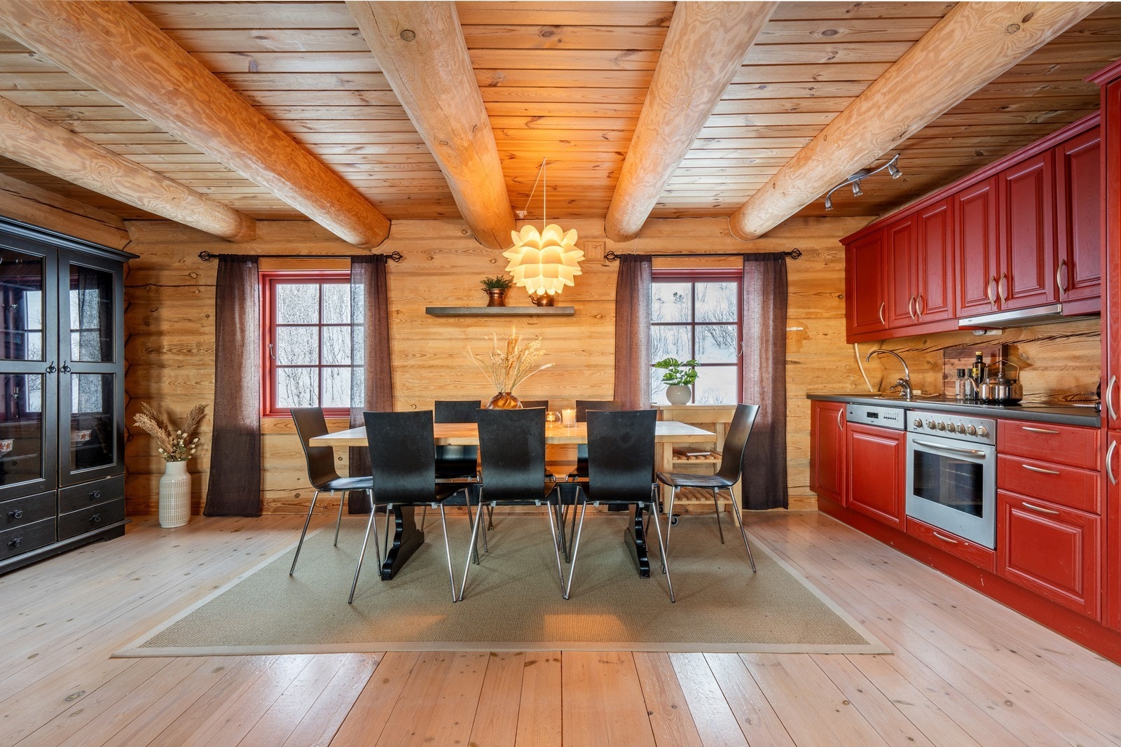 God plass til spisestue gjør dette til et naturlig samlingspunkt på hytta. Galleribilde