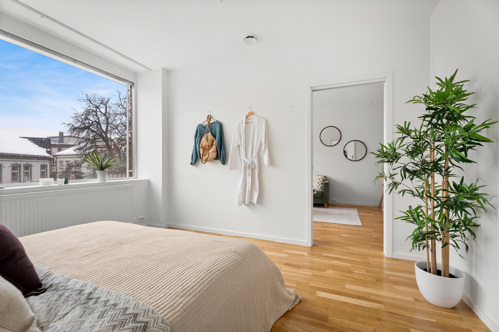 . Et stort vindu sørger for rikt, naturlig lysinnslipp, og rommet har fin plass til dobbeltseng og tilhørende møblement. Galleribilde