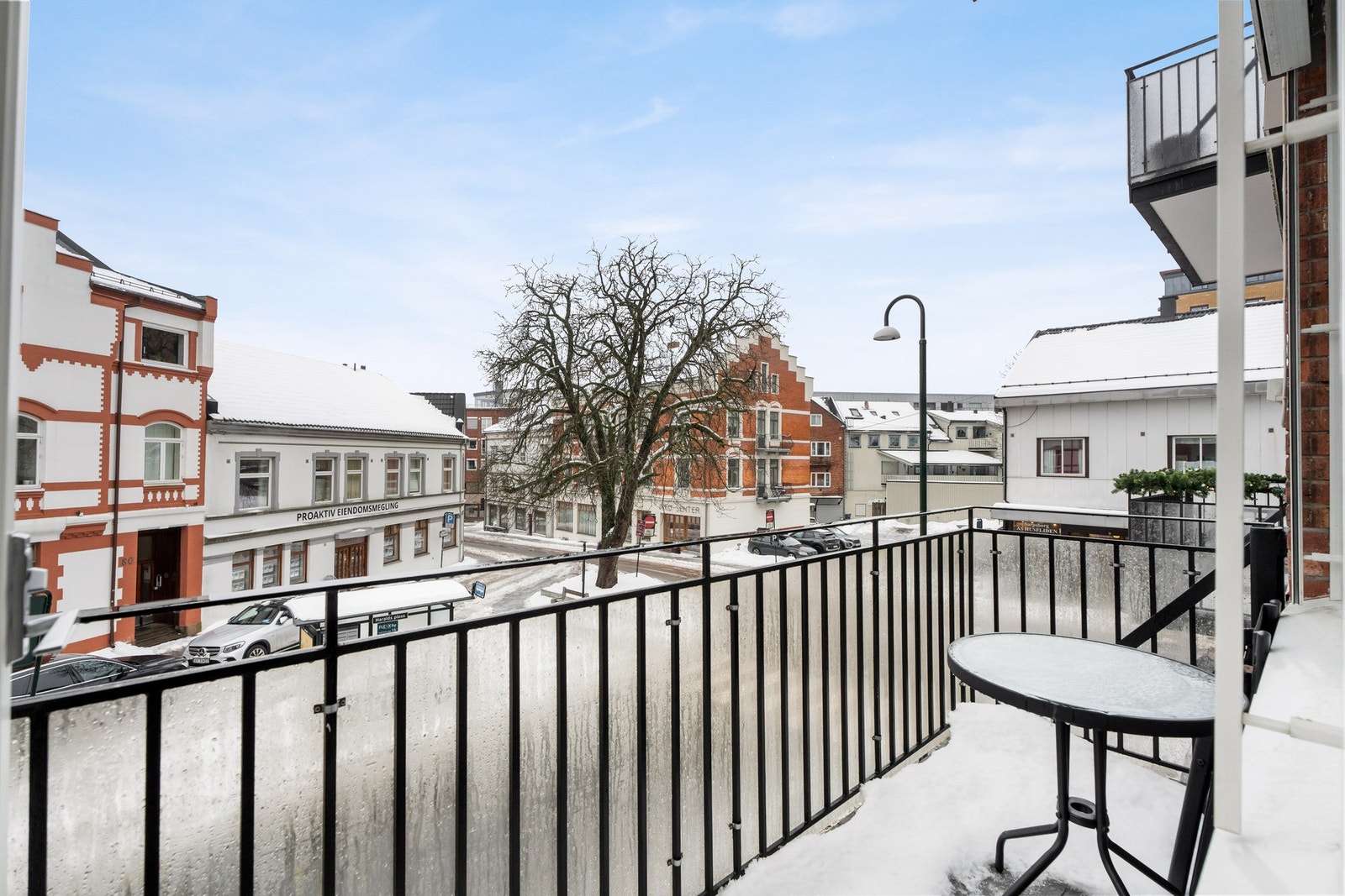 Fra stuesonen er det utgang til en balkong på ca. 4 kvm med fint utsyn over nærområdet. Galleribilde