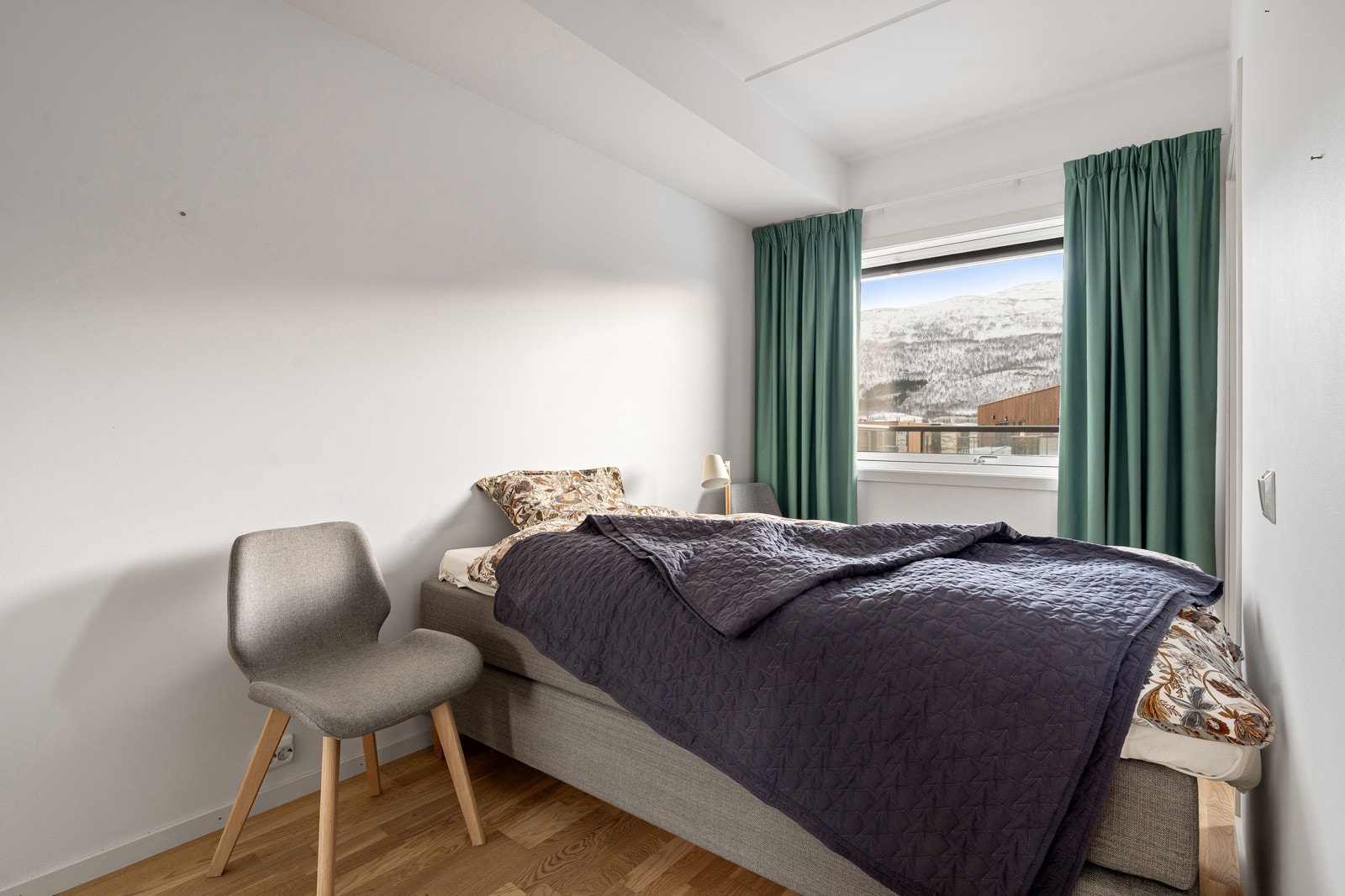 Stort soverom med god plass for seng og garderobeskap.