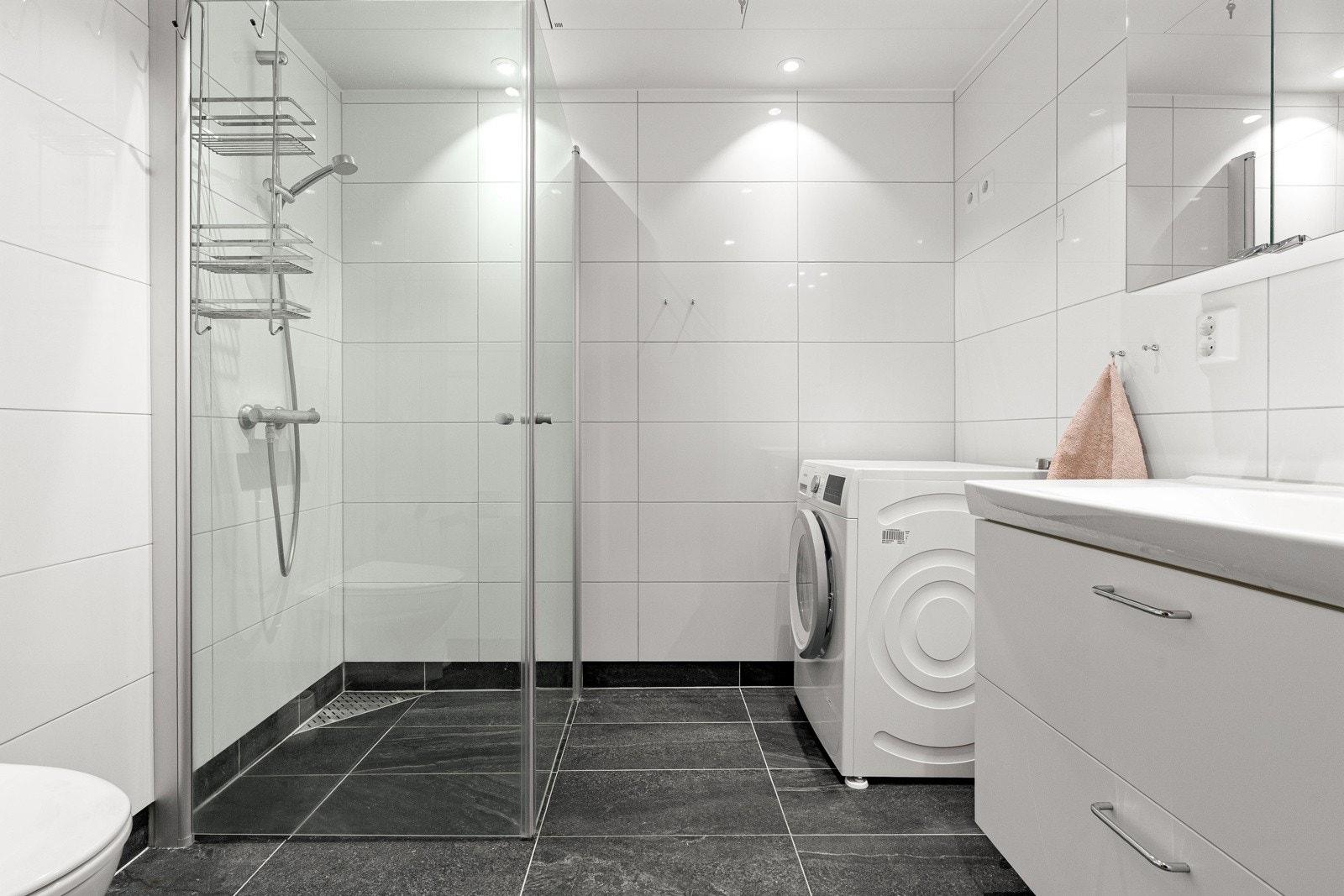 Innbydende og flislagt baderom med varme i gulv.