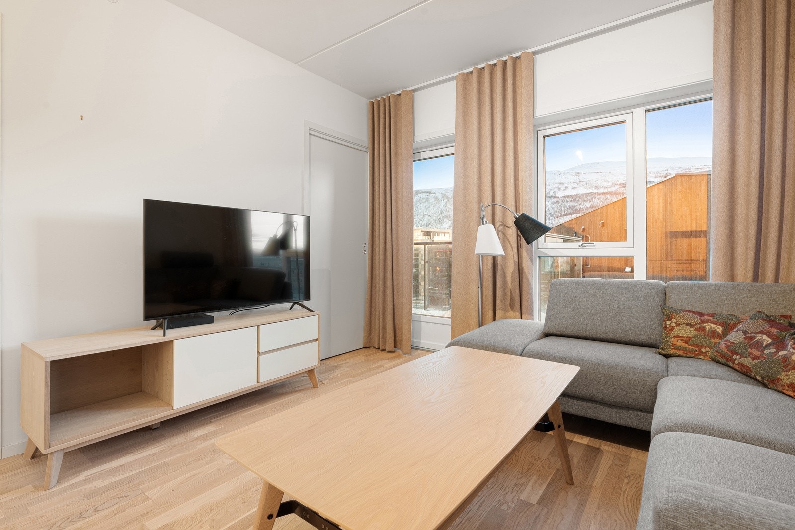 Naturlig plass for sofagruppe og TV i stuen.